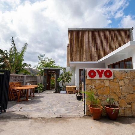Oyo 1493 Surya Villa Selong Belanak Extérieur photo